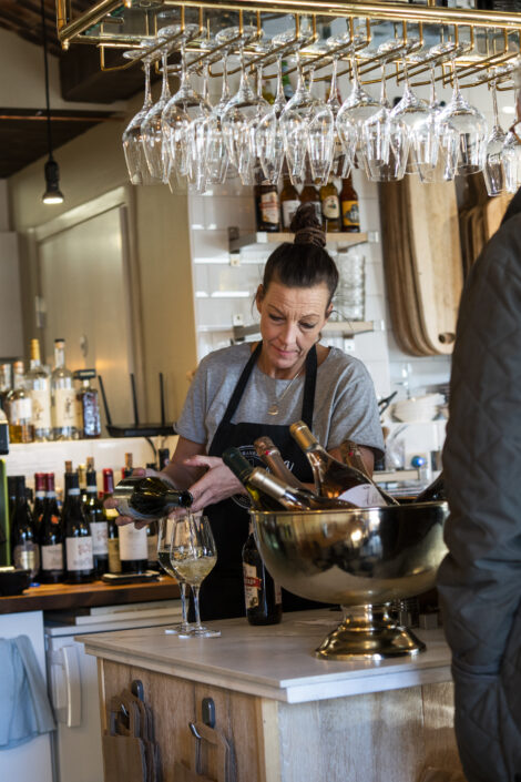 LaBanca Bland grytor och tunna glas i liten saluhall